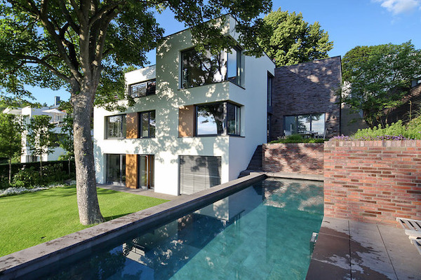 Garten mit Pool am Hang