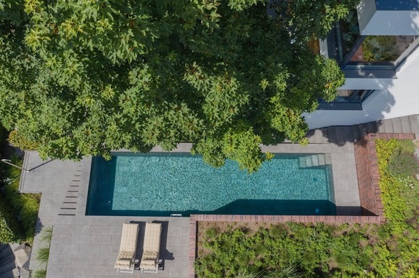Garten mit Pool am Hang