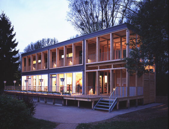 Clubhaus bei Nacht